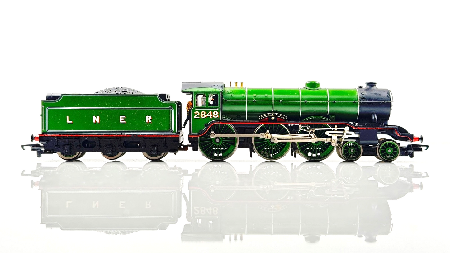 HORNBY 00 GAUGE - R188 - LNER APPLE GREEN CLASS B17/4 'ARSENAL' 2848 - BOXED