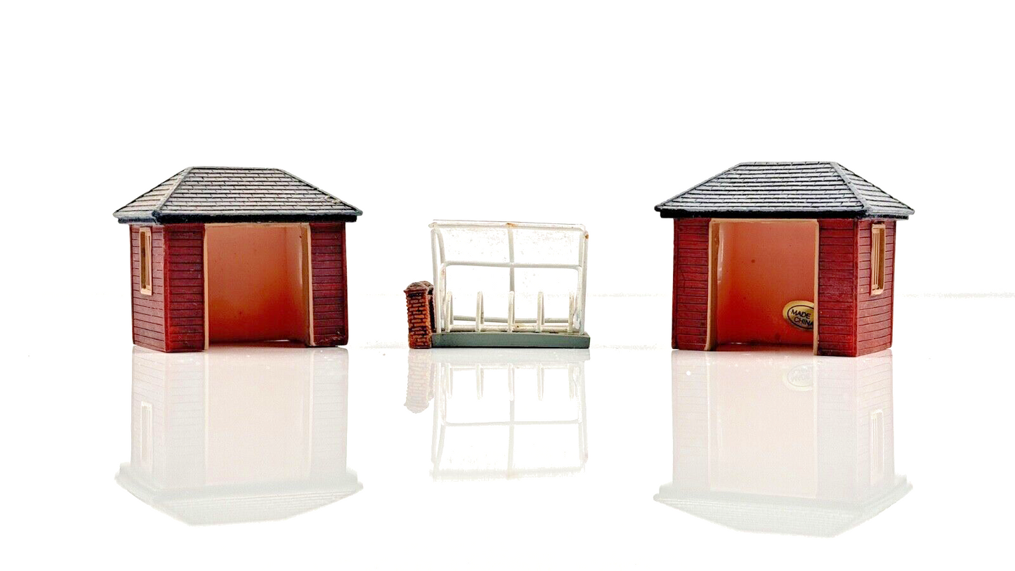 HORNBY 00 GAUGE SKALEDALE - R9643/R9800 - CYCLE CABINET & BUS SHELTER X3 UNBOXED