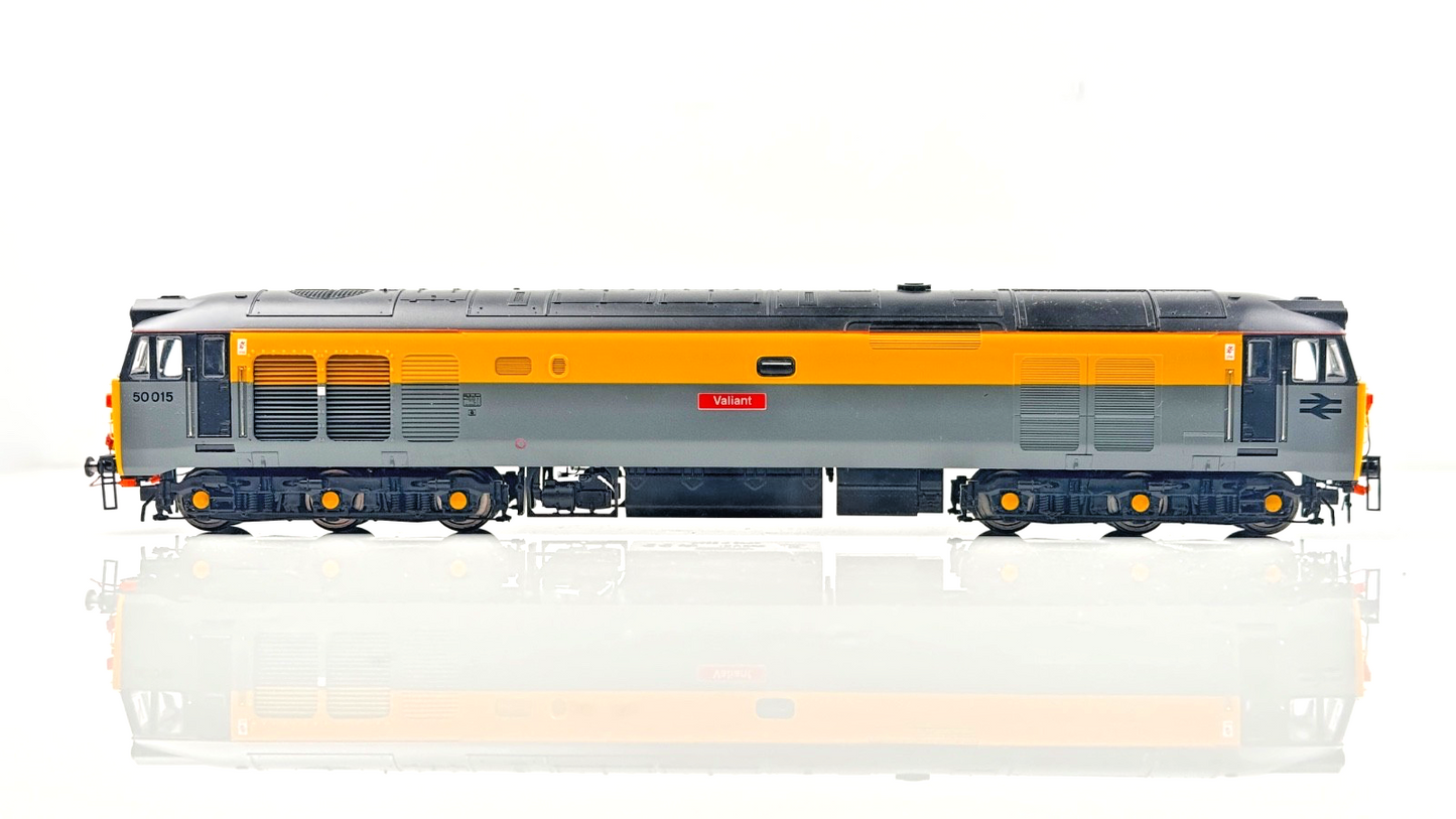 HORNBY 00 GAUGE - R2802 - CLASS 50 DUTCH 50015 VALIANT DCC READY - NOT PERFECT