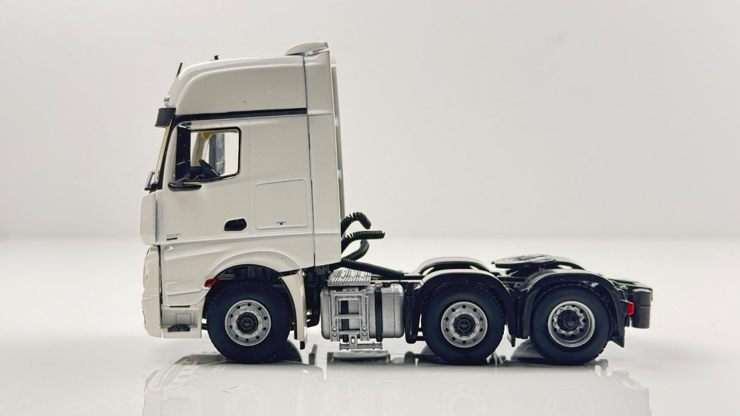 WSI 1/50 SCALE - 03-1135 - MERCEDES MP4 GIGASPACE WHITE TRACTOR UNIT BOXED