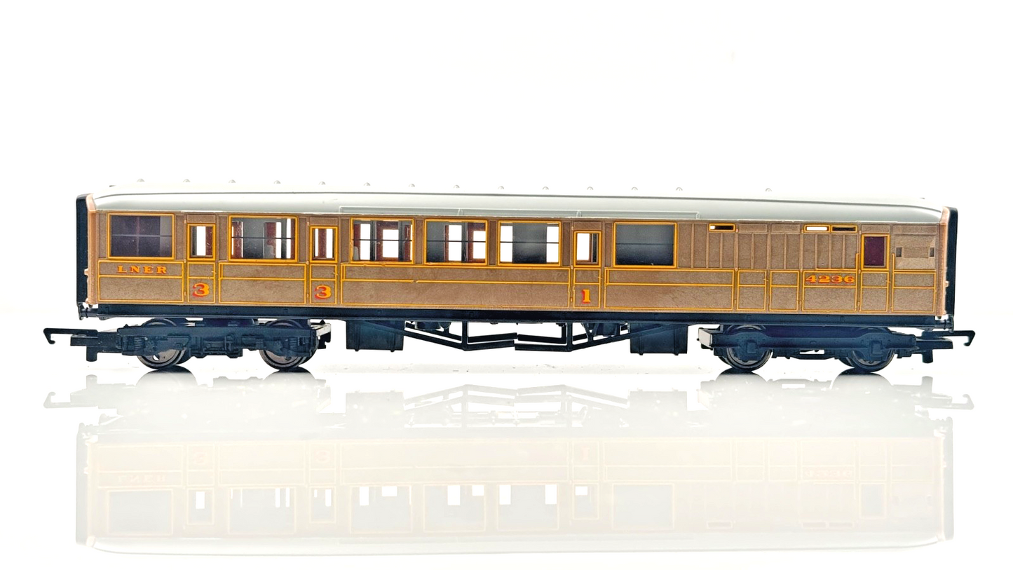 HORNBY 00 GAUGE - PAIR OF LNER TEAK GRESLEY COACHES INC SLEEPING CAR - UNBOXED