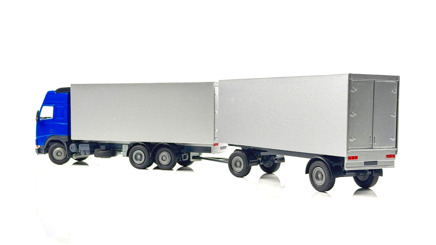 CONRAD 1/50 SCALE - VOLVO GLOBETROTTER XL BLUE/SILVER RIGID & TRAILER BOXED