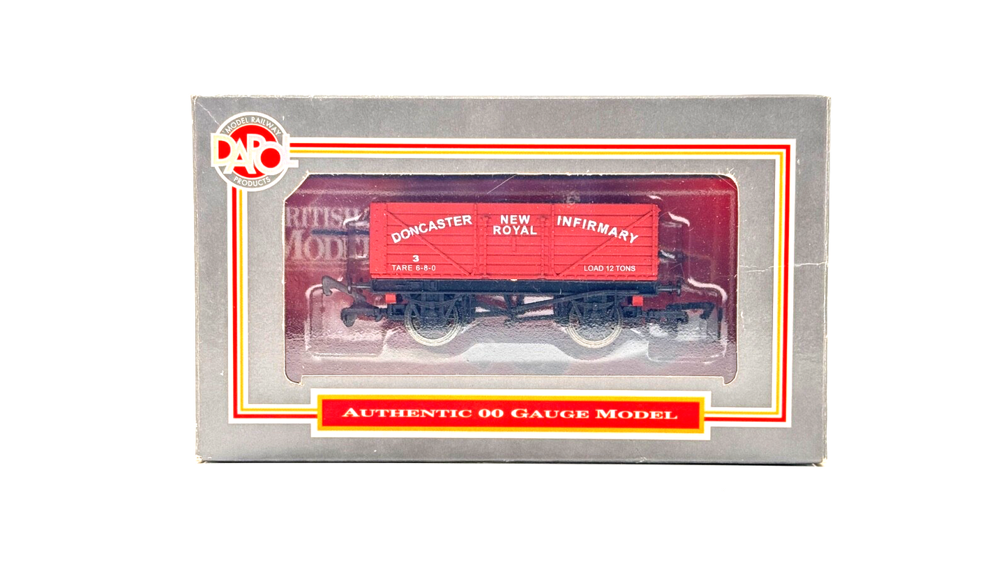 DAPOL 00 GAUGE - DONCASTER ROYAL INFIRMARY WAGON NO.3 (LIMITED EDITION)