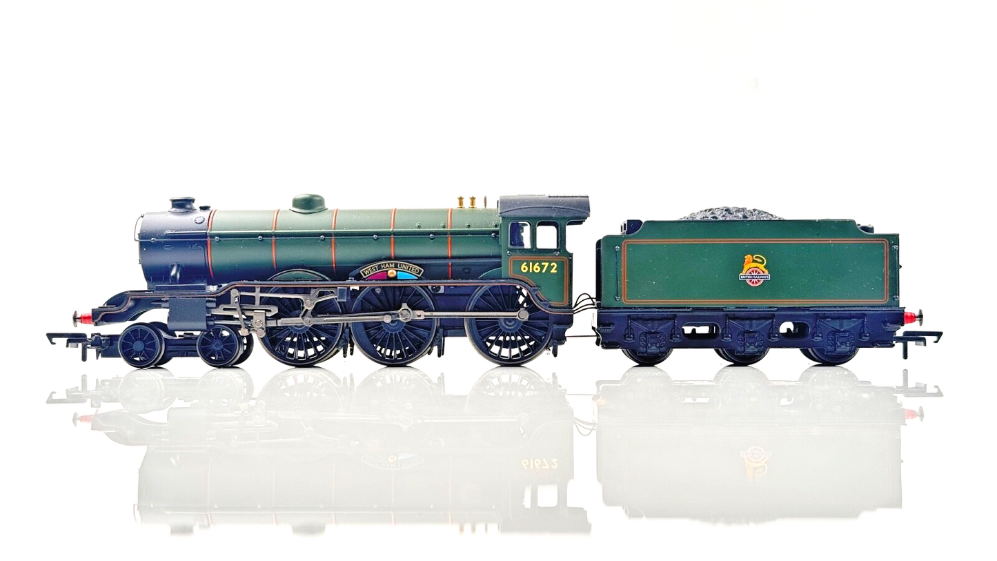 HORNBY 00 GAUGE - R1214 - BR GREEN ***WEST HAM UNITED/ONE CRIMSON COACH ONLY***