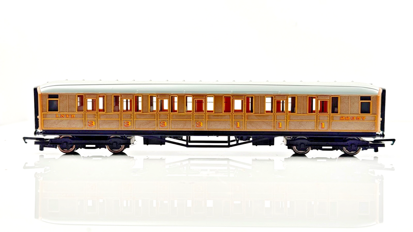 HORNBY 00 GAUGE - R1039 LNER TEAK GRESLEY PASSENGER COACHES ASSORTED X 4 UNBOXED