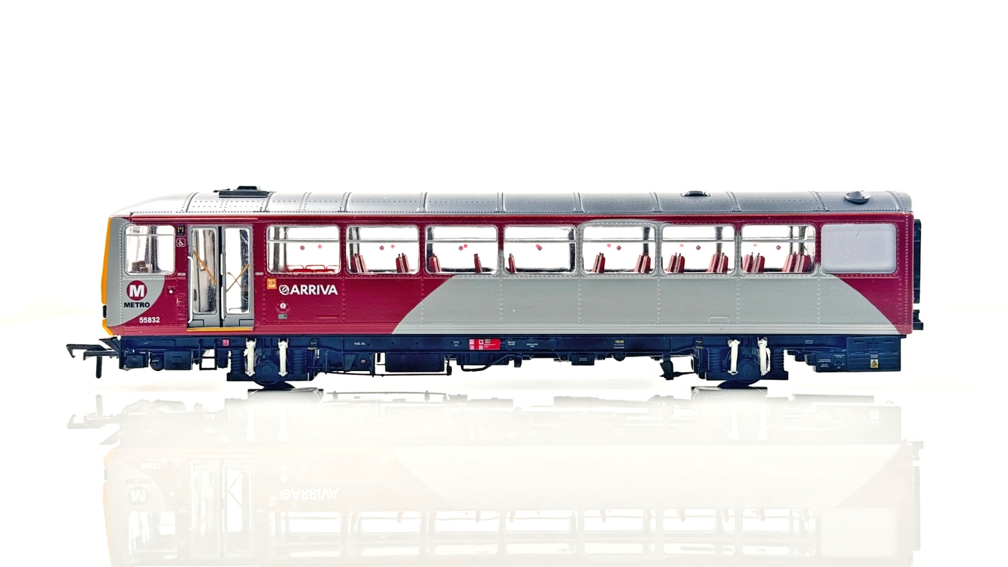 REALTRACK 00 GAUGE - CLASS 144 DMU 2 CAR NORTHERN METRO ARRIVA LEEDS MANCHESTER