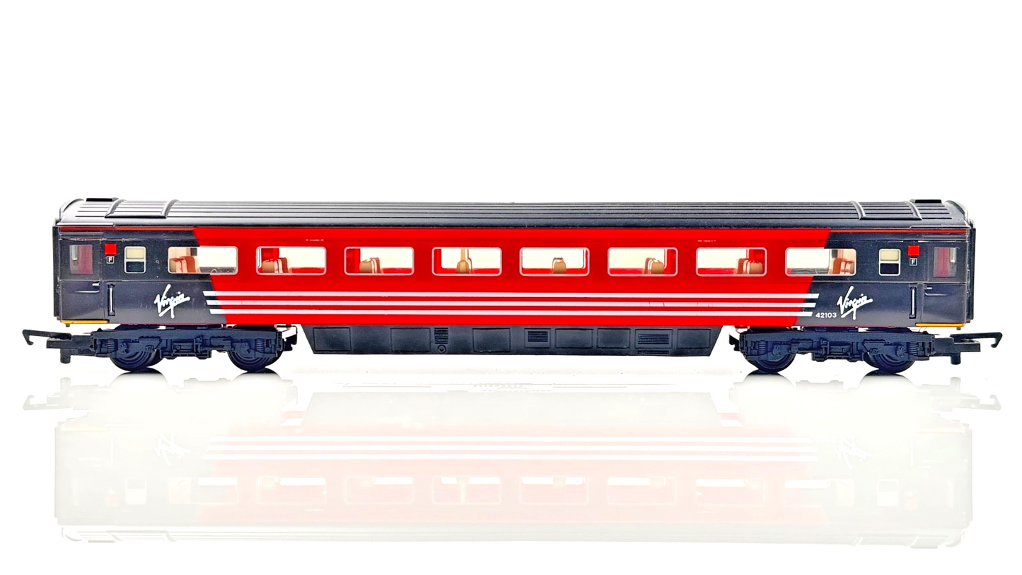 HORNBY 00 GAUGE - VIRGIN TRAINS MAIDEN VOYAGER LADY IN RED 4 CAR HST - UNBOXED
