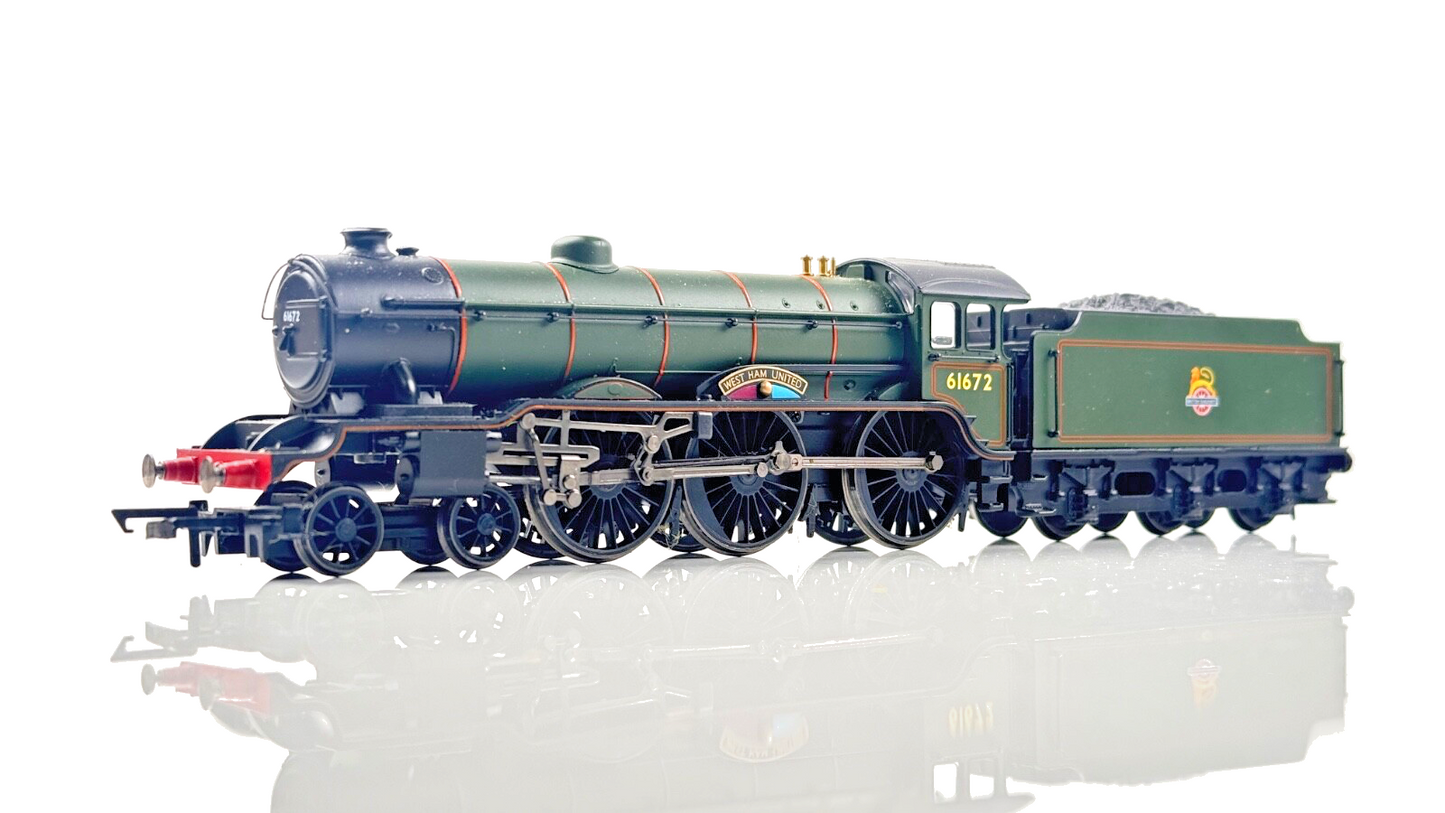 HORNBY 00 GAUGE - R1214 - BR GREEN ***WEST HAM UNITED/ONE CRIMSON COACH ONLY***