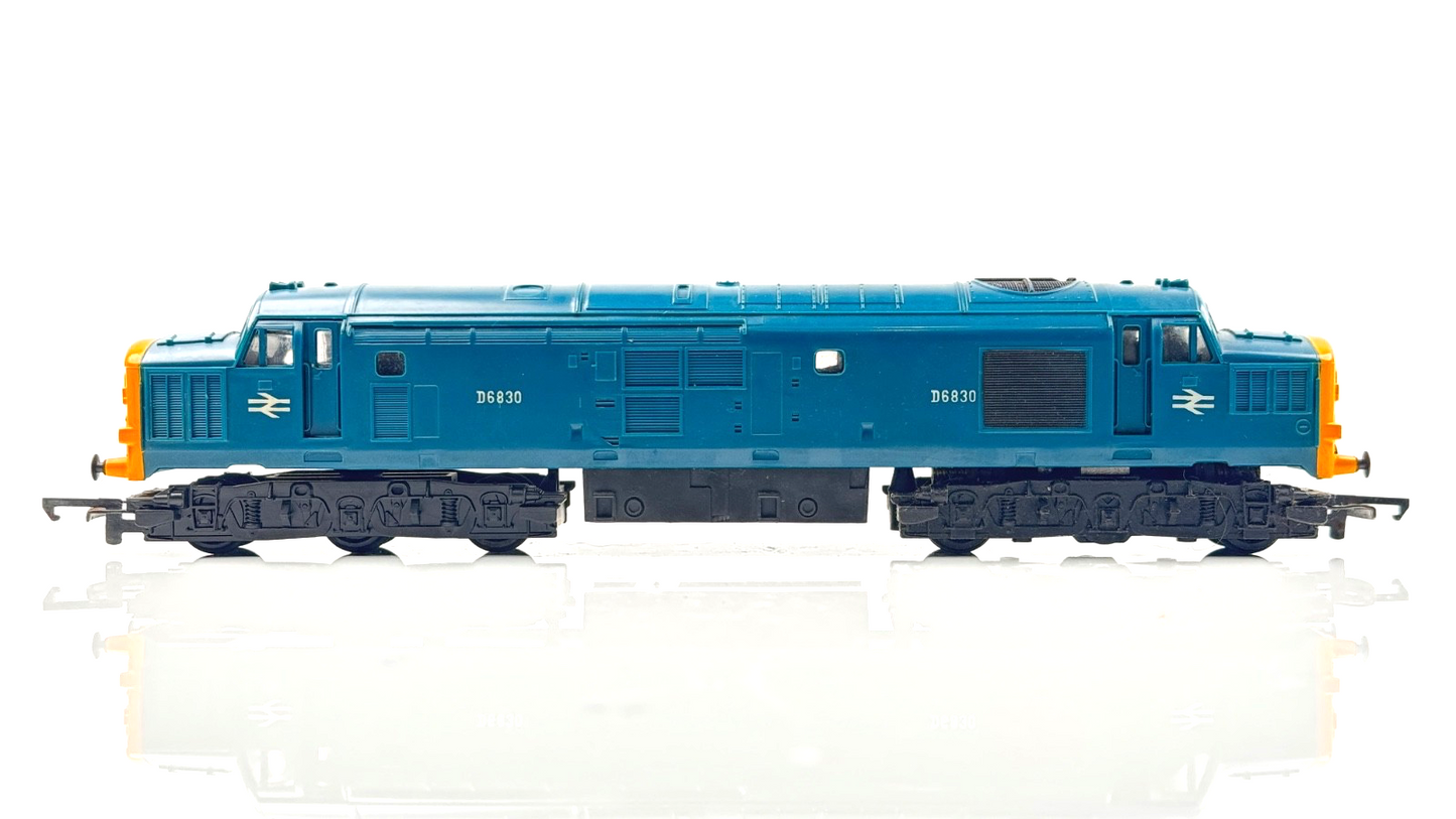 HORNBY 00 GAUGE - R751 - CLASS 37 DIESEL D6830 BR BLUE YELLOW ENDS - NON RUNNER