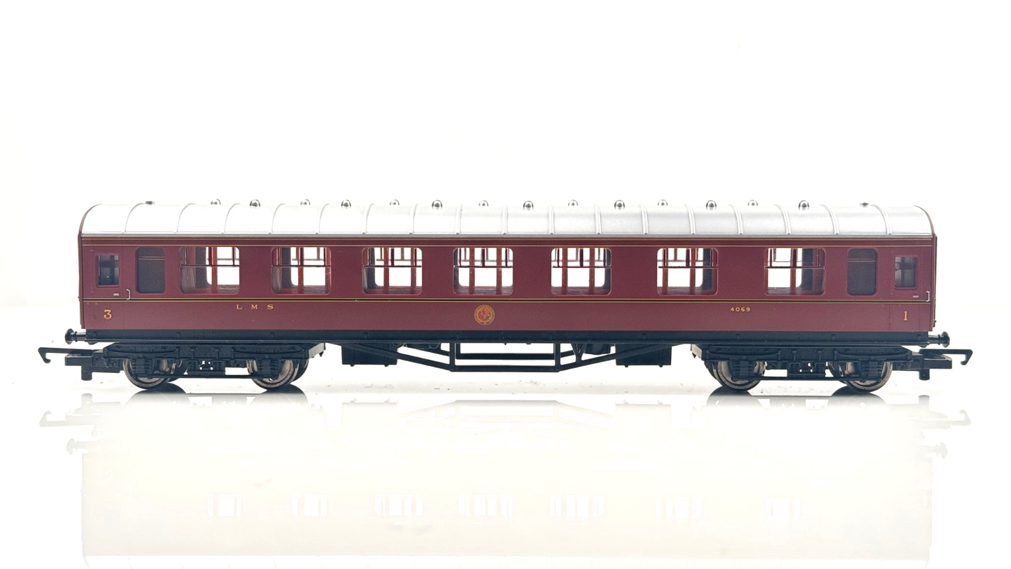 HORNBY 00 GAUGE - LMS MAROON STANIER COMPOSITE/BRAKE COACHES X 3 - UNBOXED