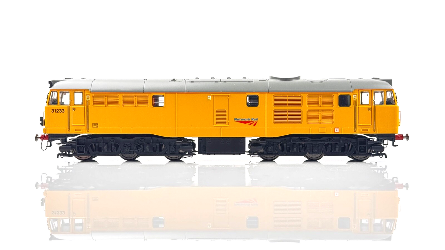 HORNBY 00 GAUGE - R3044 - CLASS 31 DIESEL 31233 NETWORK RAIL YELLOW - BOXED