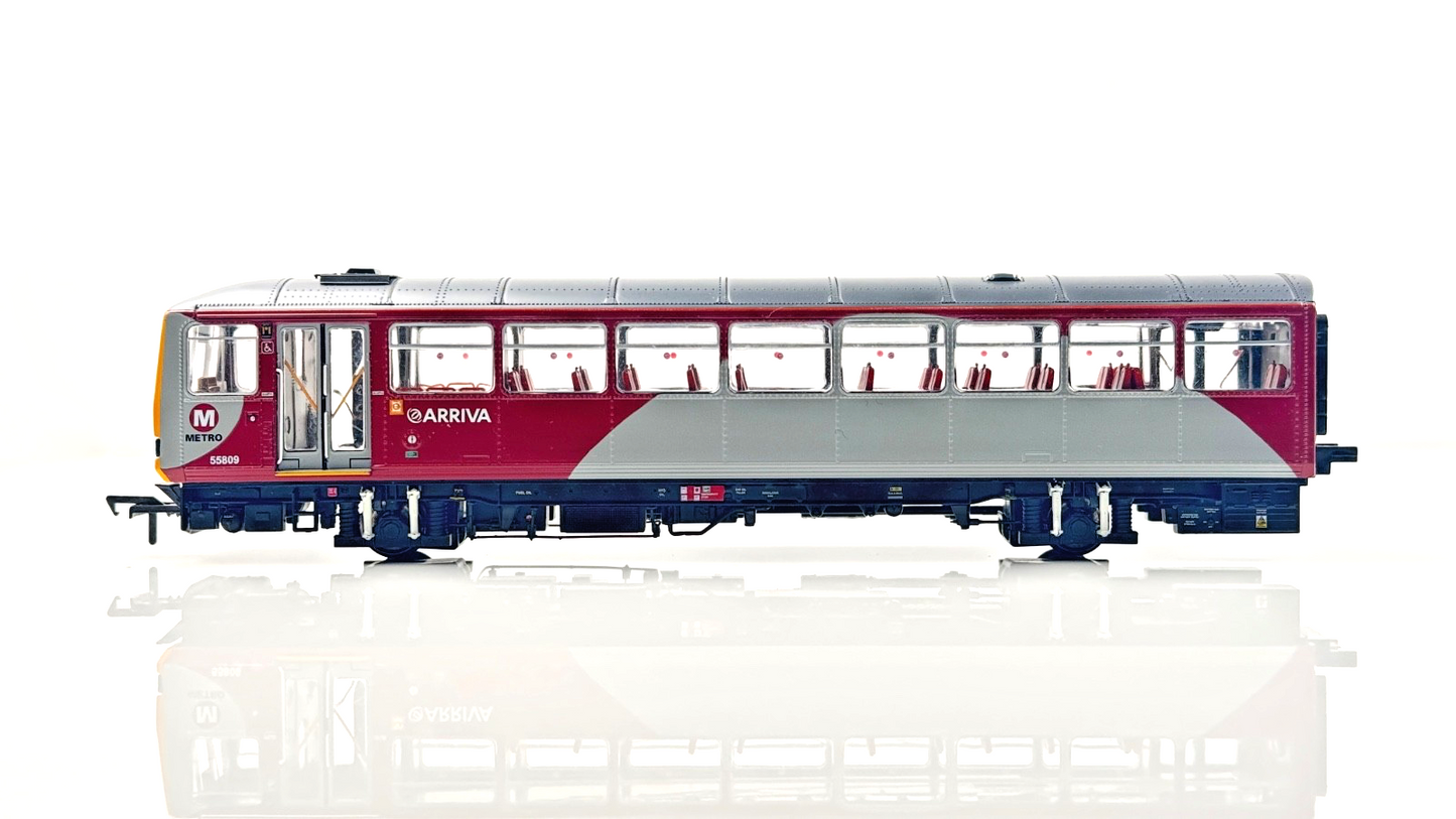 REALTRACK 00 GAUGE - CLASS 144 DMU 2 CAR NORTHERN METRO ARRIVA LEEDS MANCHESTER