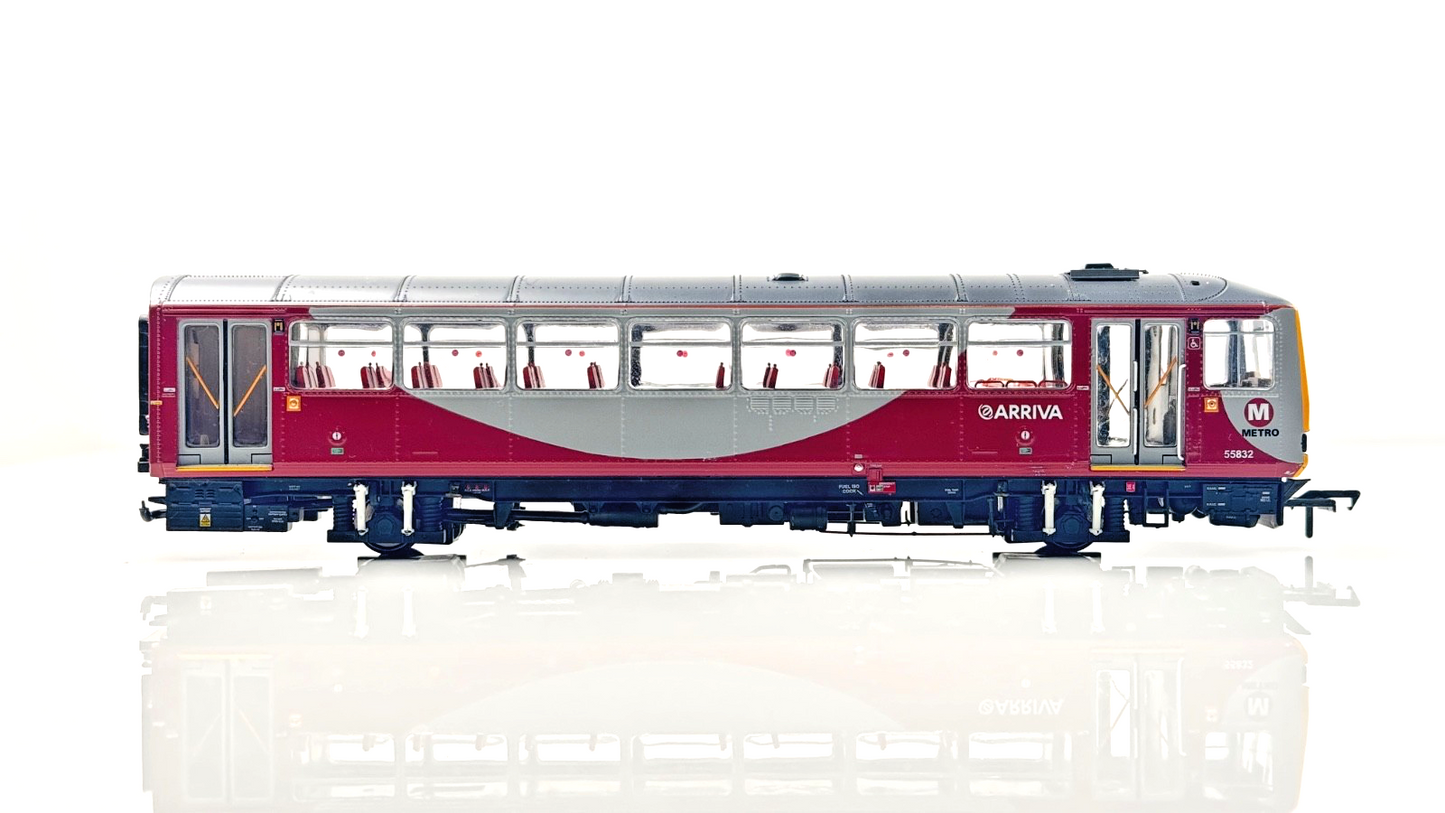 REALTRACK 00 GAUGE - CLASS 144 DMU 2 CAR NORTHERN METRO ARRIVA LEEDS MANCHESTER