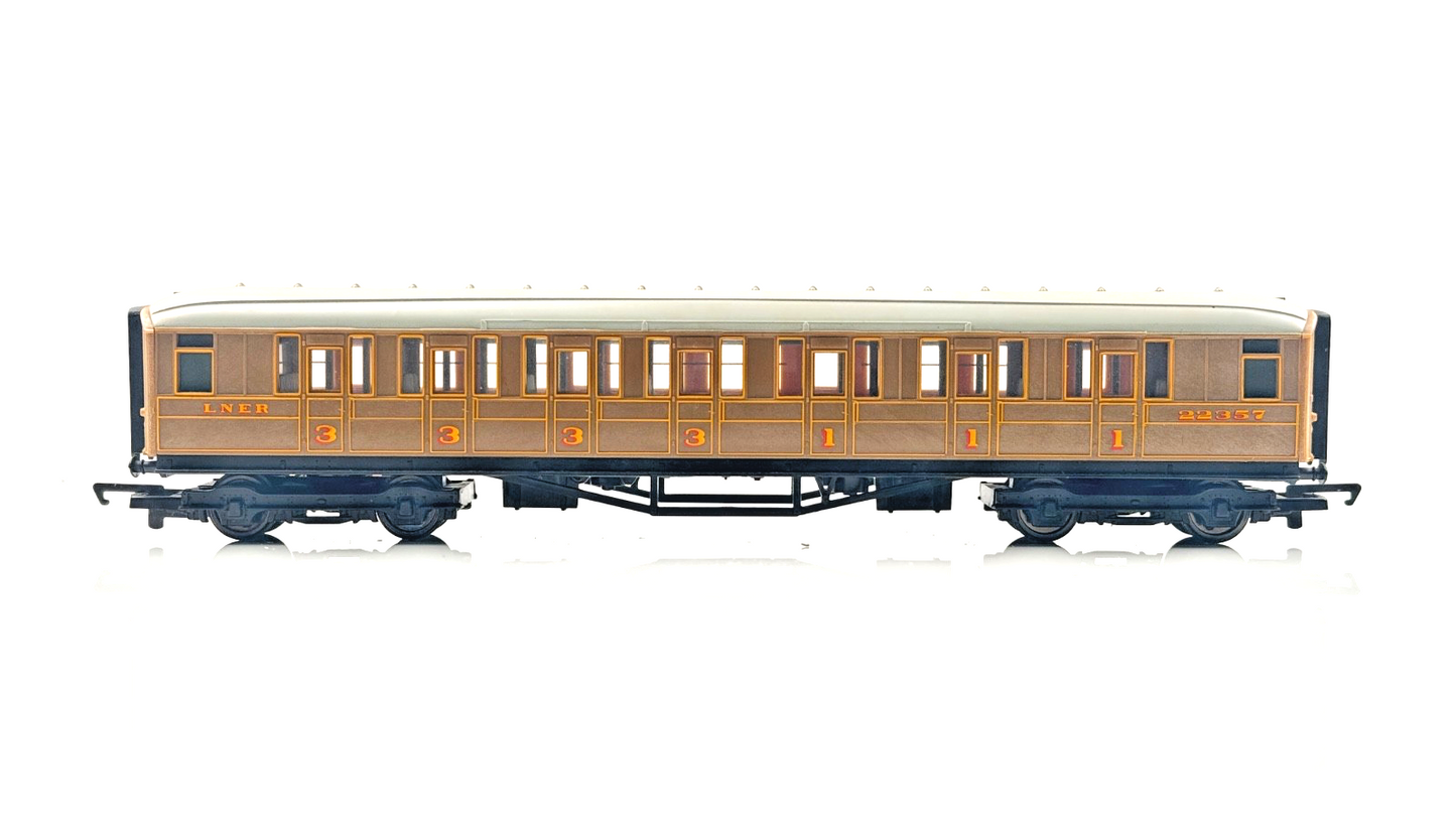 HORNBY 00 GAUGE - LNER TEAK GRESLEY PASSENGER COACHES ASSORTED X 3 - UNBOXED