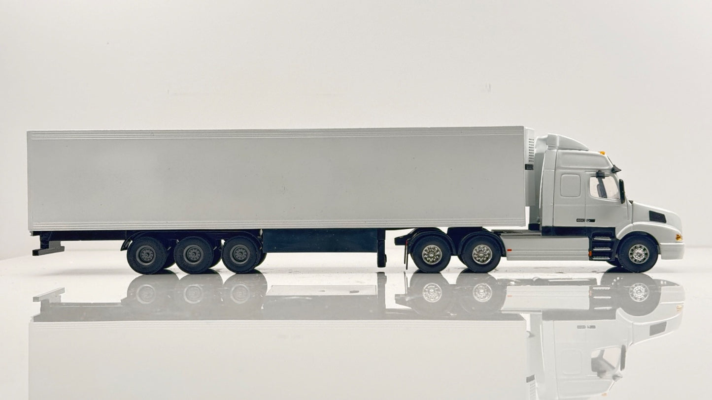 LION TOYS 1/50 SCALE - VOLVO 460 GLOBETROTTER TRACTOR & WHITE TRAILER - BOXED