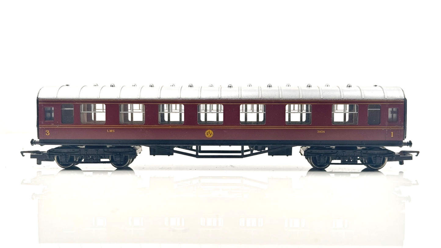 HORNBY 00 GAUGE - LMS MAROON STANIER COMPOSITE/BRAKE COACHES X 3 - UNBOXED