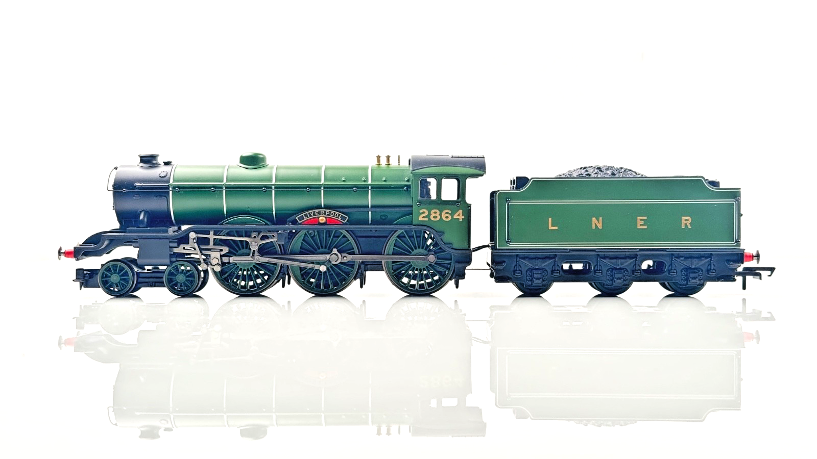 HORNBY 00 GAUGE - R3588 - LNER APPLE GREEN 4-6-0 B17 'LIVERPOOL' 2864 - BOXED