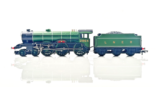 HORNBY 00 GAUGE - R3588 - LNER APPLE GREEN 4-6-0 B17 'LIVERPOOL' 2864 - BOXED