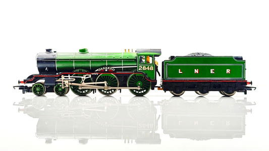 HORNBY 00 GAUGE - R188 - LNER APPLE GREEN CLASS B17/4 'ARSENAL' 2848 - BOXED