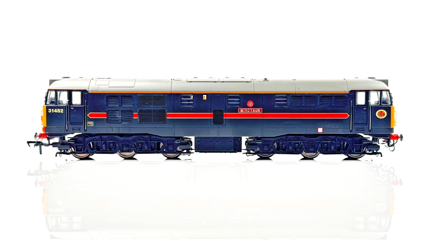 HORNBY 00 GAUGE - R2573 - CLASS 31 DIESEL LOCOMOTIVE 31452 FRAGONSET MINOTAUR