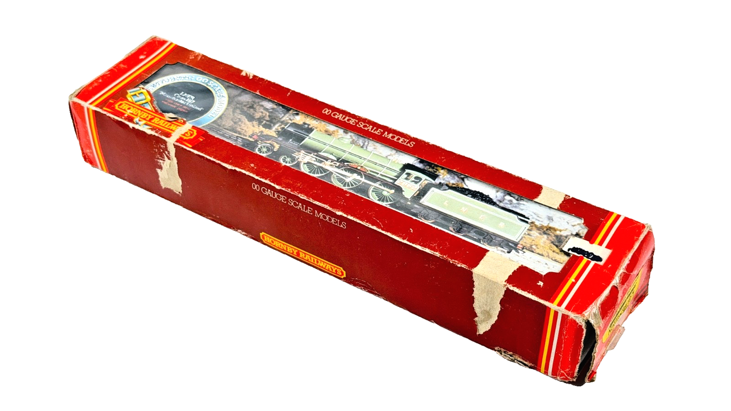 HORNBY 00 GAUGE - R053 - LNER APPLE GREEN B17 NOTTINGHAM FOREST - IMPERFECT