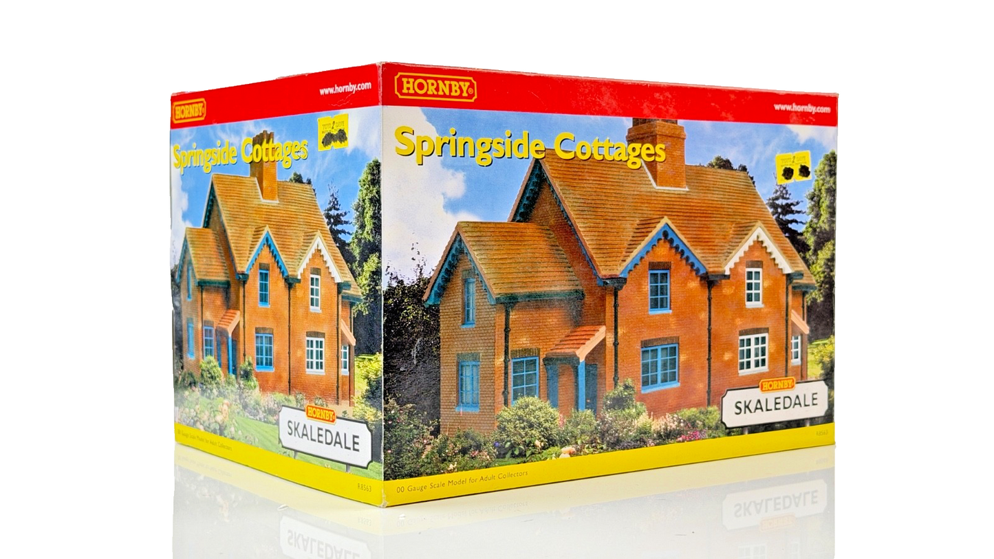 HORNBY 00 GAUGE SKALEDALE - R8563 - SPRINGSIDE COTTAGES - BOXED
