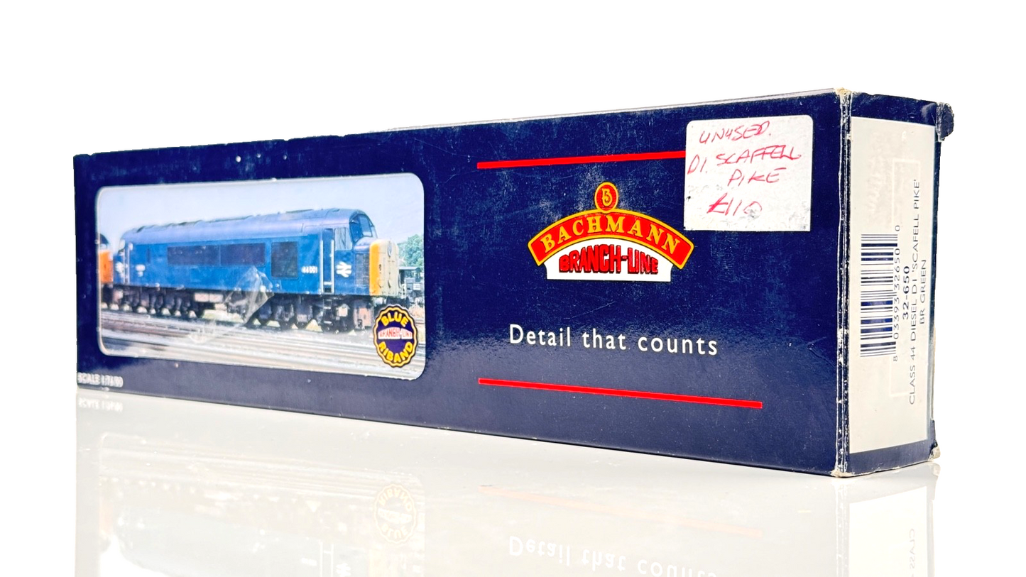 BACHMANN 00 GAUGE - 32-650 - CLASS 44 DIESEL D1 SCAFELL PIKE BR GREEN - BOXED