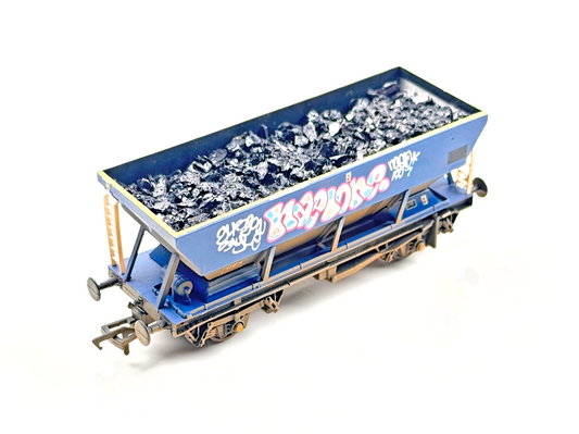 BACHMANN 00 GAUGE - 33-556 - 46 TONNE HOPPER WAGON HEA EX MAINLINE W/GRAFFITI