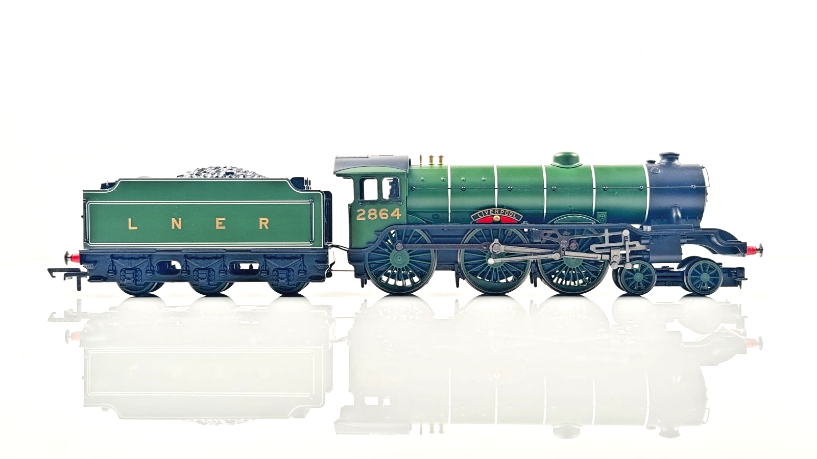 HORNBY 00 GAUGE - R3588 - LNER APPLE GREEN 4-6-0 B17 'LIVERPOOL' 2864 - BOXED