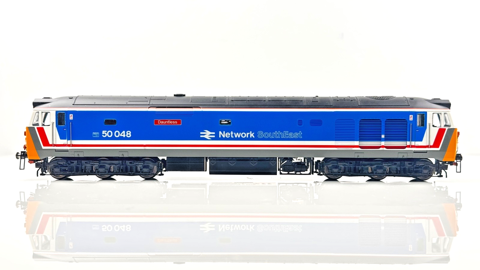 HORNBY 00 GAUGE - R2793 - CLASS 50 NETWORK SOUTHEAST 50048 DAUNTLESS NOT PERFECT