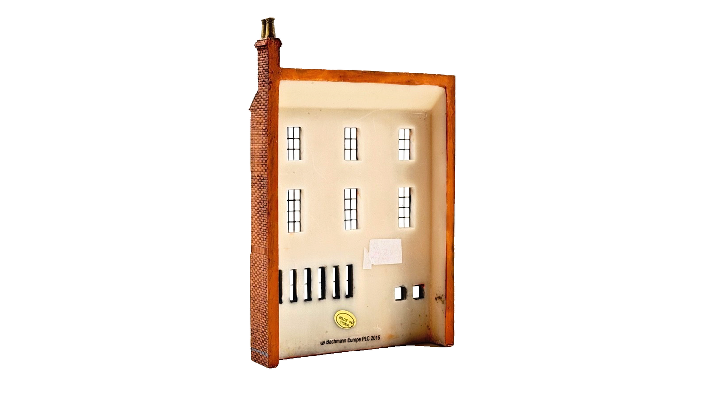 BACHMANN SCENECRAFT 00 GAUGE - 44-260 - LOW RELIEF TOWN GARAGE - UNBOXED 2