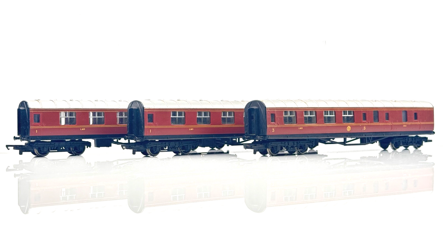 HORNBY 00 GAUGE - R433/R434 - LMS 57' STANIER MAROON COMPOSITE & BRAKE COACHES