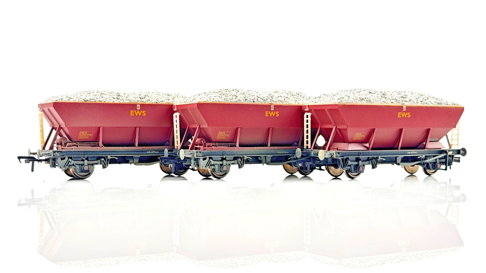 BACHMANN 00 GAUGE - 38-000 - 46 TONNE HOPPER HEA EWS WEATHERED W/LOAD X 3 BOXED