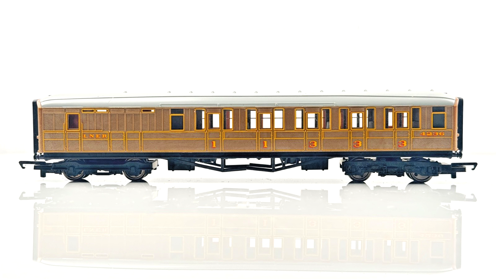 HORNBY 00 GAUGE - PAIR OF LNER TEAK GRESLEY COACHES INC SLEEPING CAR - UNBOXED