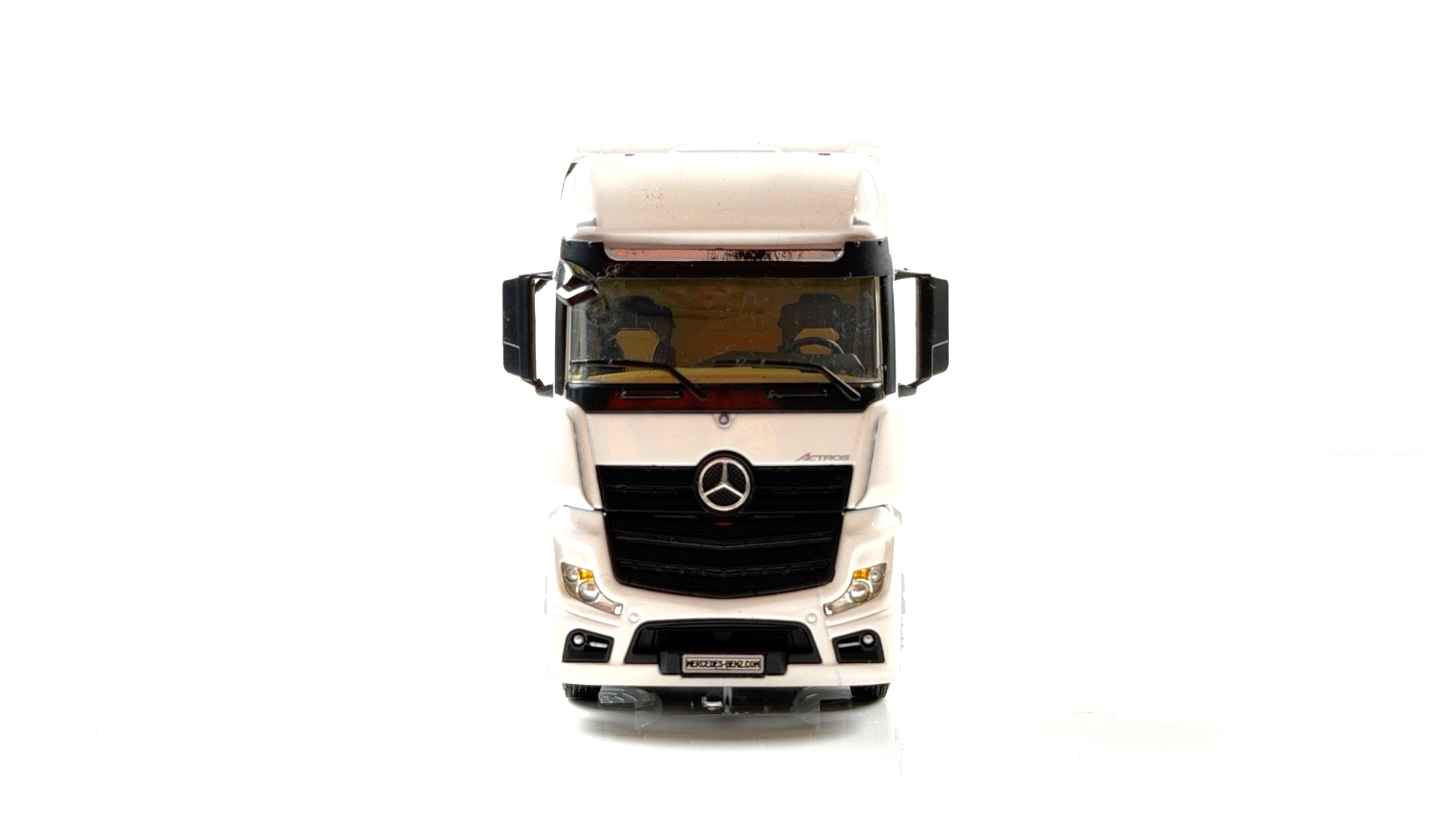 WSI 1/50 SCALE - 03-1135 - MERCEDES MP4 GIGASPACE PLAIN WHITE TRACTOR CAB BOXED