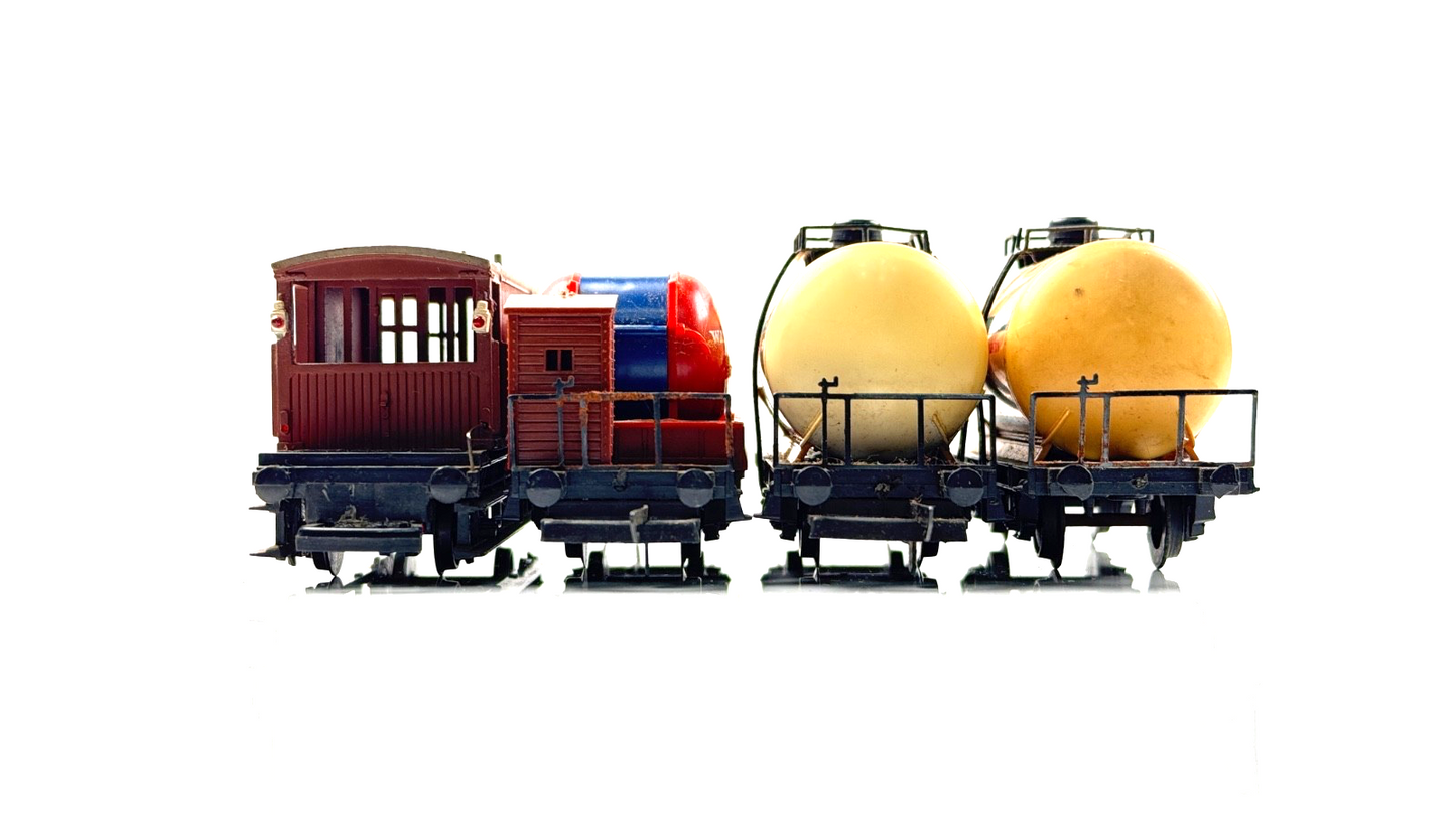 LIMA HO/00 SCALE - RAKE OF 4 WATNEYS UNIGATE TANKER AND BRAKE VAN WAGONS UNBOXED