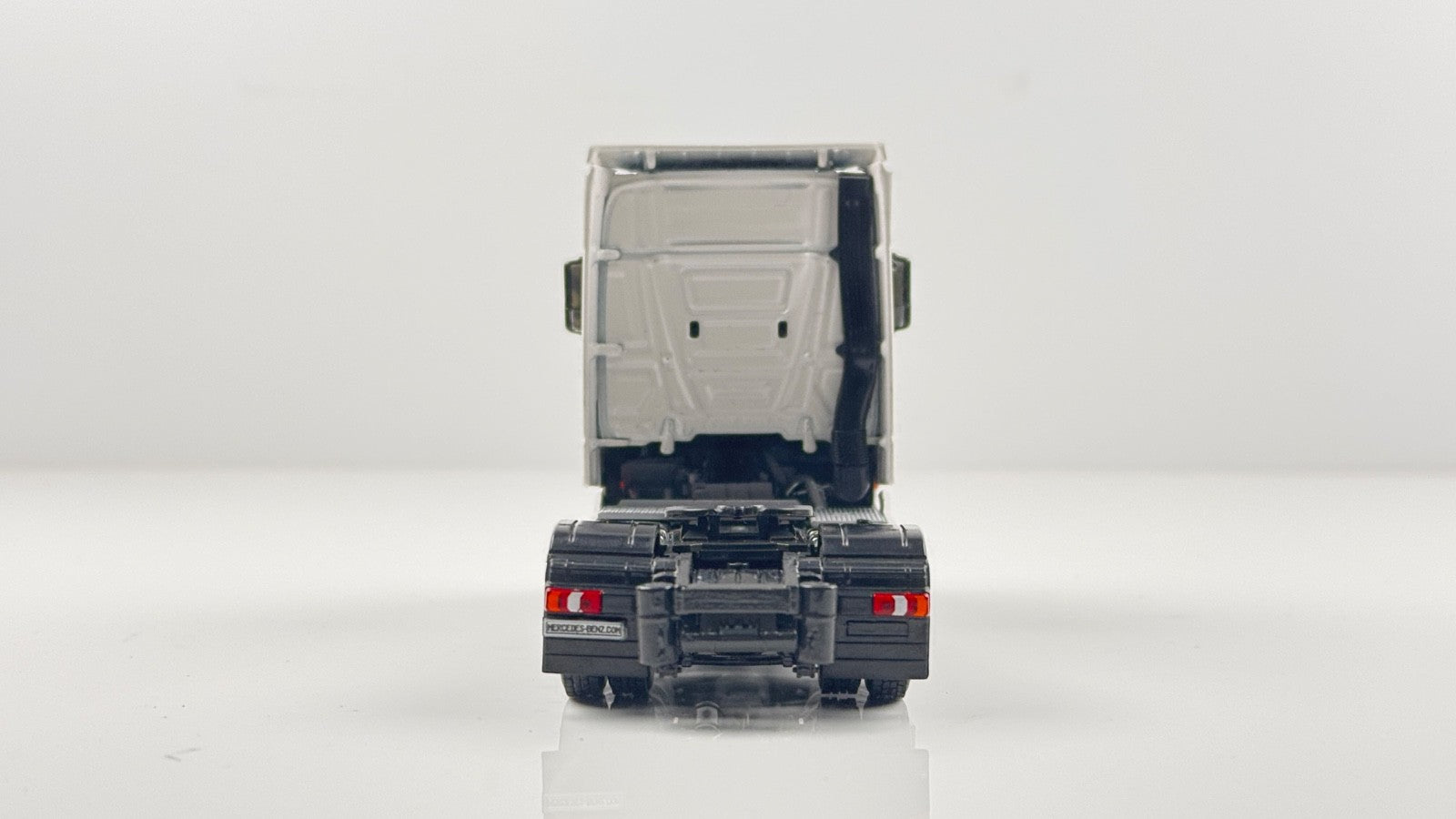 WSI 1/50 SCALE - 03-1134 - WHITE LINE MERCEDES MP 4 BIGASPACE TRACTOR UNIT BOXED