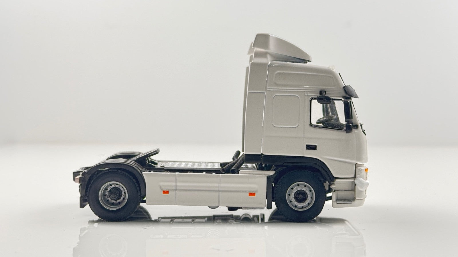 WSI 1/50 SCALE - 03-1144 - VOLVO FM3 GLOB 4X2 GLOBETROTTER WHITE TRACTOR UNIT