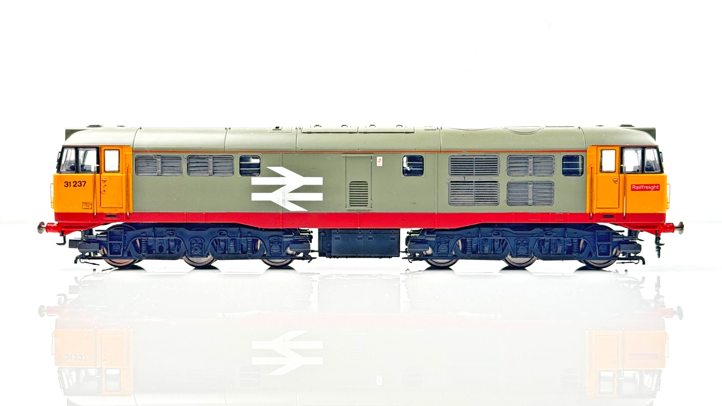 HORNBY 00 GAUGE - CLASS 31 DIESEL LOCOMOTIVE RAILFREIGHT RED STRIPE 31237 BOXED