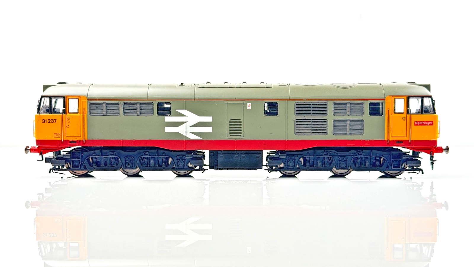 HORNBY 00 GAUGE - CLASS 31 DIESEL LOCOMOTIVE RAILFREIGHT RED STRIPE 31237 BOXED