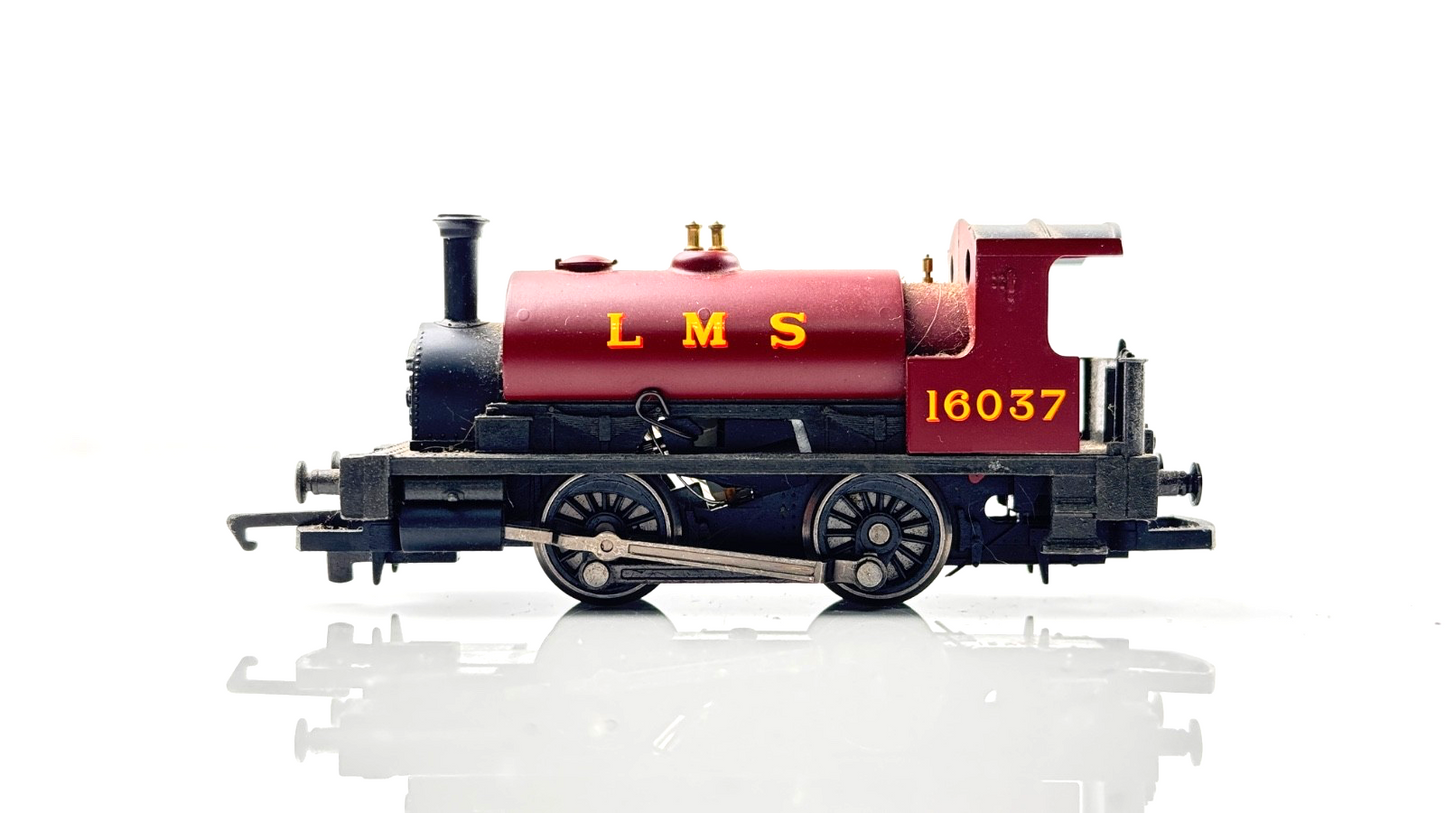 HORNBY 00 GAUGE - LMS MAROON 0-4-0 SADDLE TANK LOCOMOTIVE 16037 - UNBOXED