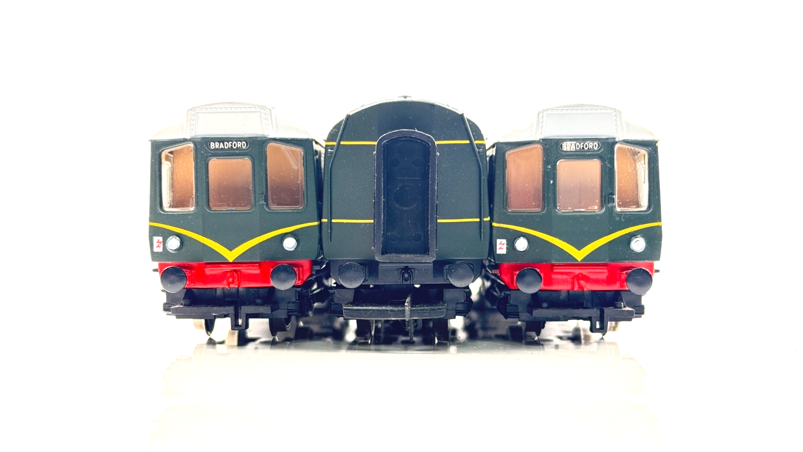 HORNBY 00 GAUGE - R369 - BR GREEN 3 CAR DIESEL MULTIPLE UNIT CLASS 110 BRADFORD