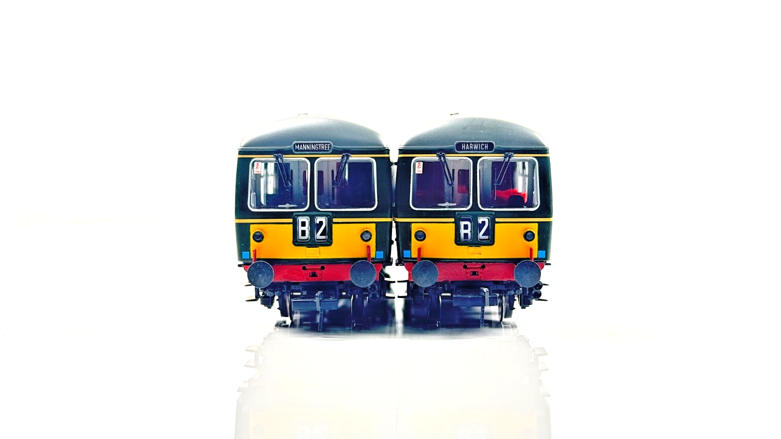 BACHMANN 00 GAUGE - 31-327 - CLASS 105 TWO CAR DMU BR GREEN W/HALF YELLOW ENDS