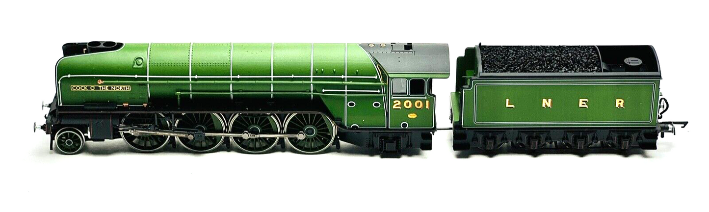 HORNBY 00 GAUGE - R3207 - LNER 2-8-2 CLASS P2 'COCK O THE NORTH' LOCOMOTIVE