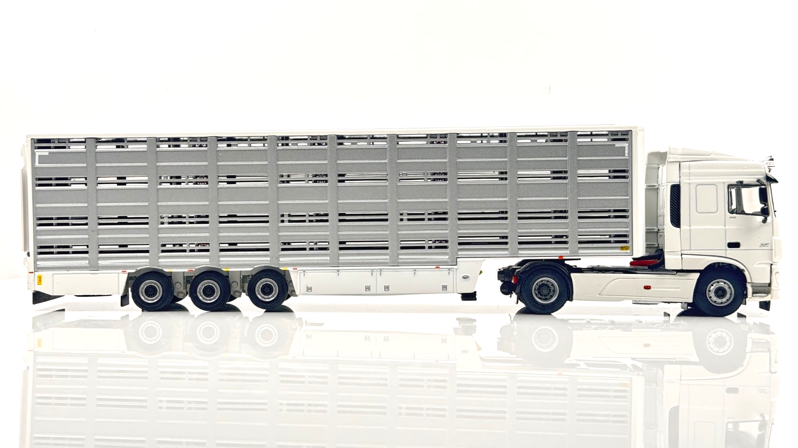 WSI 1/50 SCALE - DAF XF TRACTOR CAB & PLAIN WHITE LIVESTOCK CATTLE TRAILER BOXED