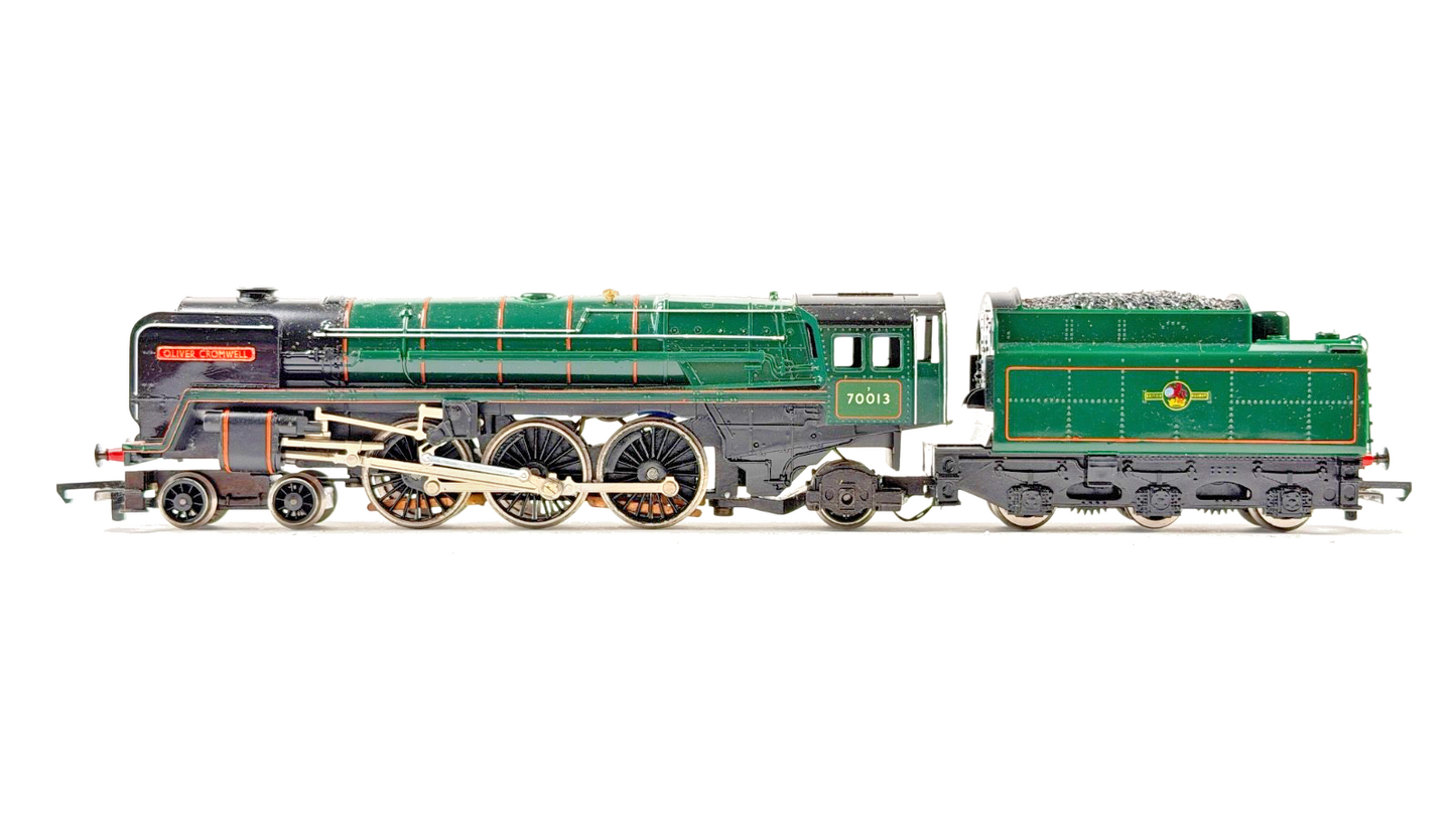 HORNBY 00 GAUGE - R552 - BR GREEN BRITANNIA 70013 OLIVER CROMWELL SILVER SEAL