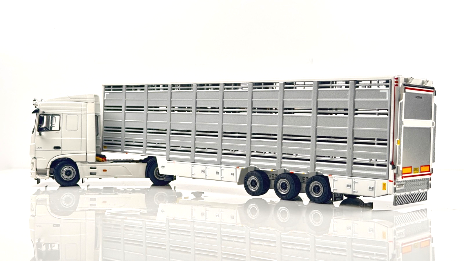 WSI 1/50 SCALE - DAF XF TRACTOR CAB & PLAIN WHITE LIVESTOCK CATTLE TRAILER BOXED