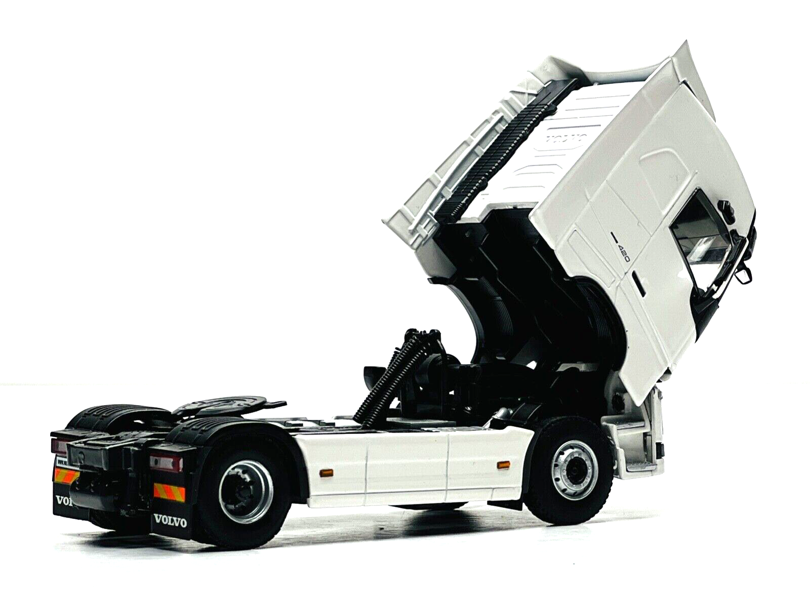 WSI 1/50 SCALE - 03-1136 - VOLVO FH4 GLOBETROTTER WHITE TRACTOR CAB BOXED (56)