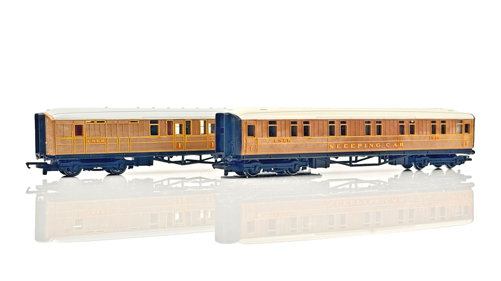 HORNBY 00 GAUGE - PAIR OF LNER TEAK GRESLEY COACHES INC SLEEPING CAR - UNBOXED
