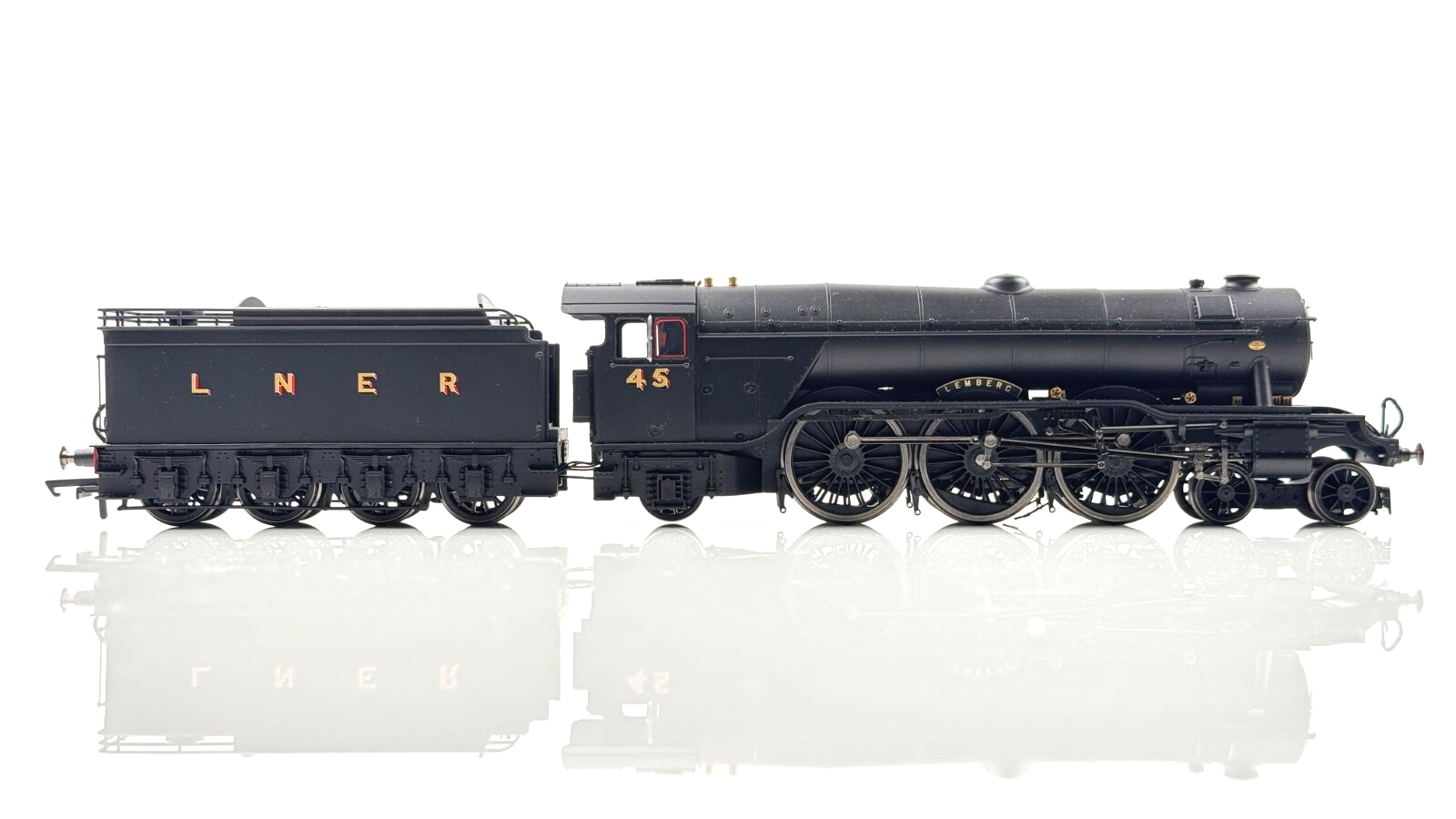 HORNBY 00 GAUGE - R30087 - LNER BLACK 4-6-2 CLASS A3 'LEMBERG' NO.45 - BOXED